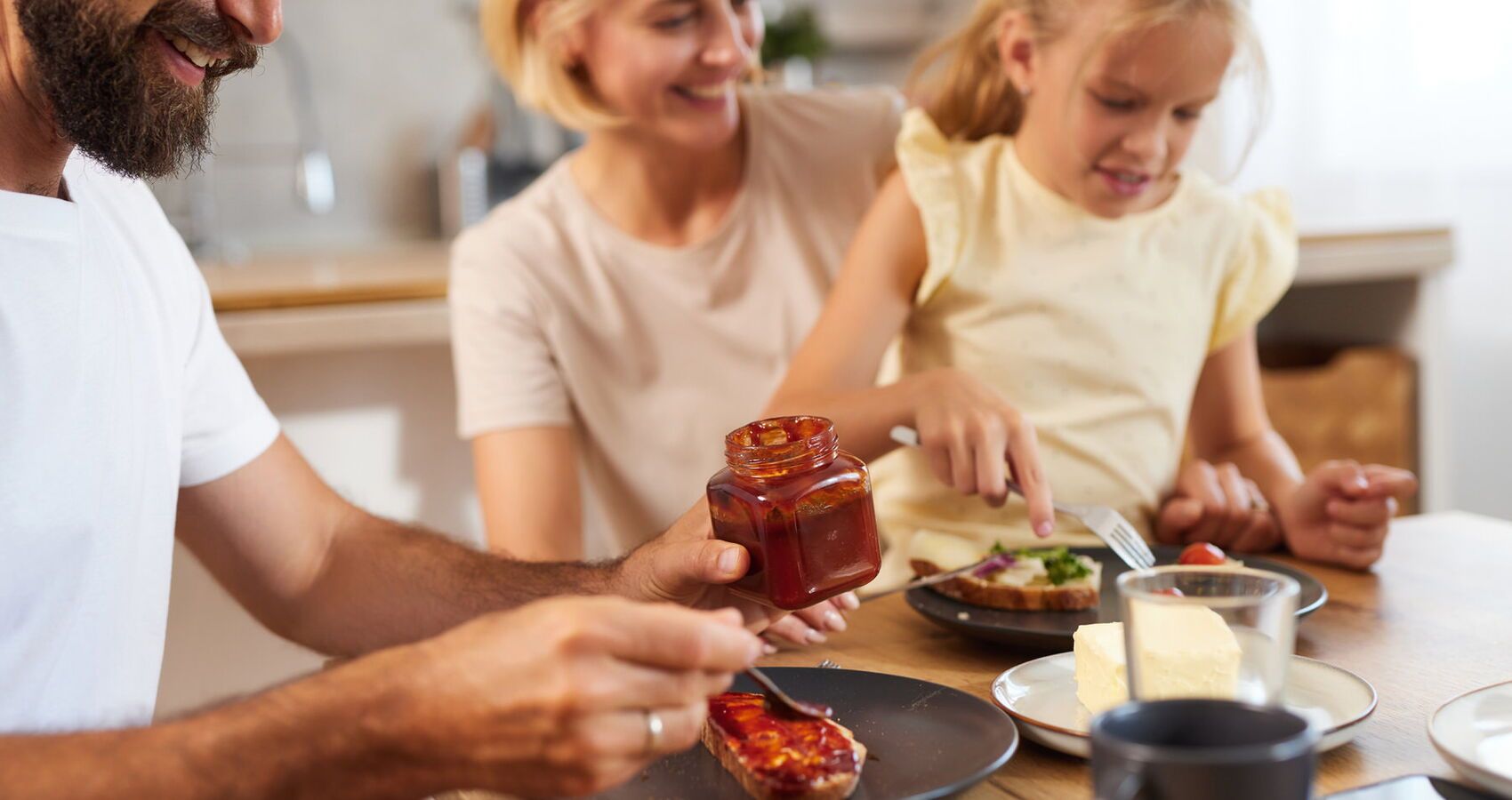 Familie beim Frühstücken